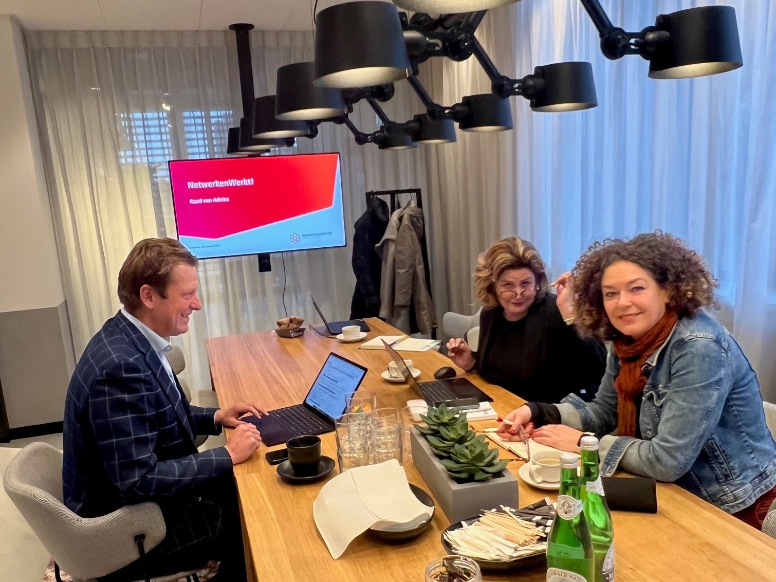 Janine Schaap (r.), Gertjan de Waard, directeur HVC en lid van de raad van advies NetwerkenWerkt! en Liesbeth Kramer, mede-oprichter NetwerkenWerkt! bij een vergadering voor de koersbepaling 2023.