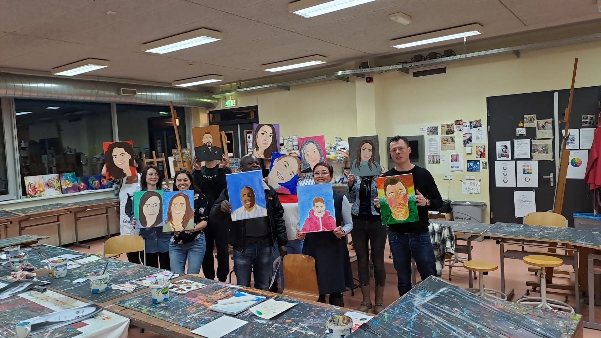 11 deelnemers aan het NT2-traject laten de schilderijen zien die ze maakten op de creatieve avond.