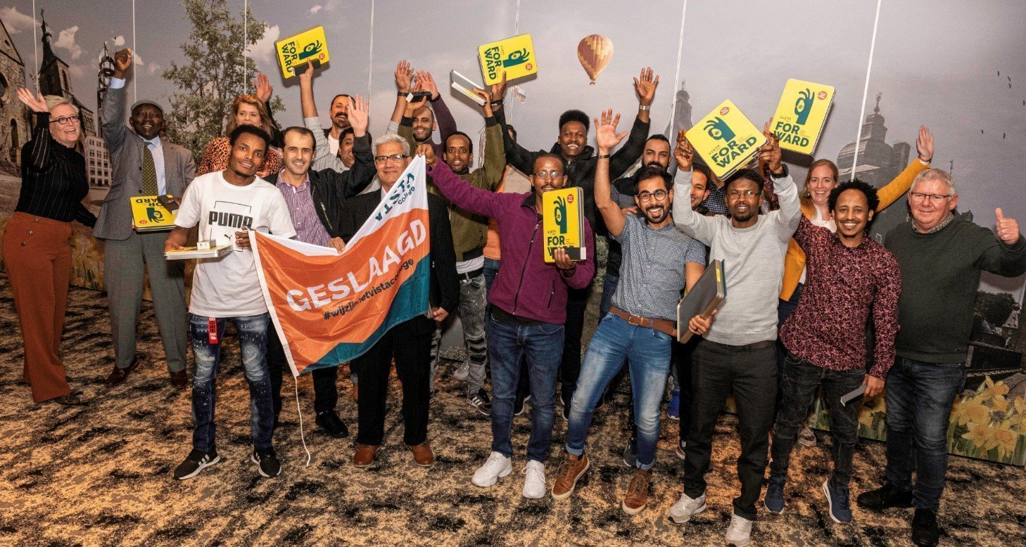 16 statushouder en enkele docenten bij de uitreiking van het diplomambo-1 diploma logistiek 