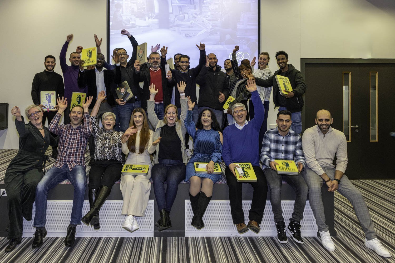 ongeveer 15 studenten en een paar docetenen bij een diploma-uitreiking van het project Beyond