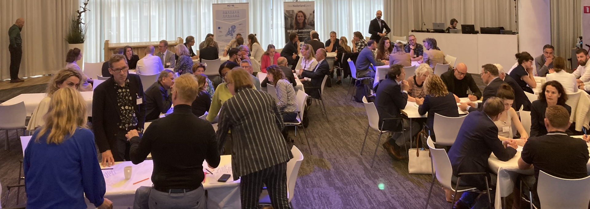 Deelnemers in gesprek tijdens de ontmoetingsbijeenkomst met sectorfondsen en arbeidsmarktregio's,  27 mei 2024