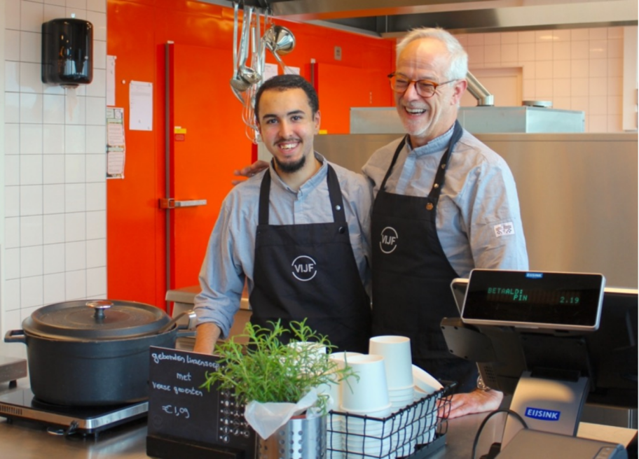 Een jongere met een ervaren collega in een keuken