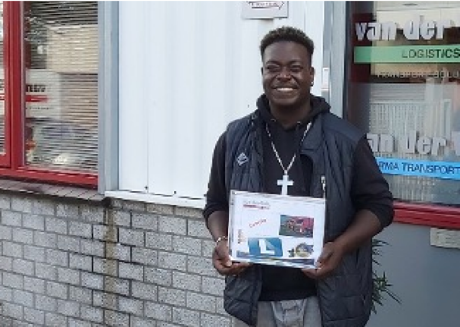 Een jongere met zijn diploma