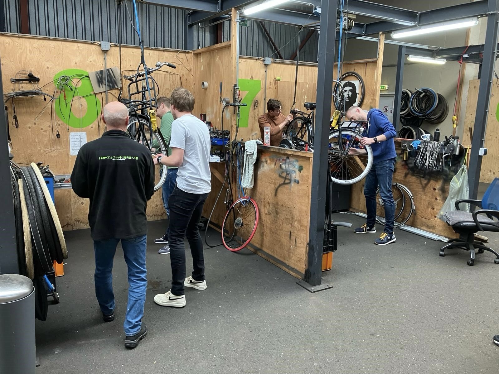 Onder begeleiding sleutelen aan fietsen om praktische vaardigheden op te doen