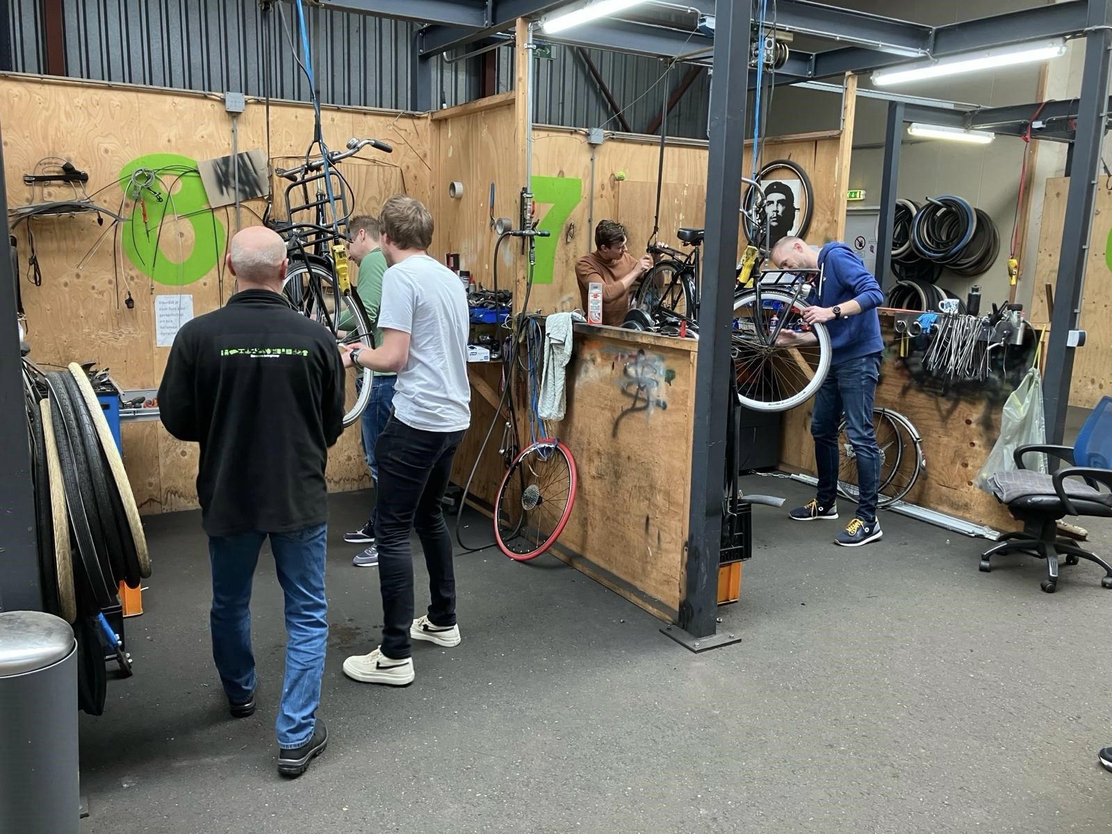 Onder begeleiding sleutelen aan fietsen om praktische vaardigheden op te doen