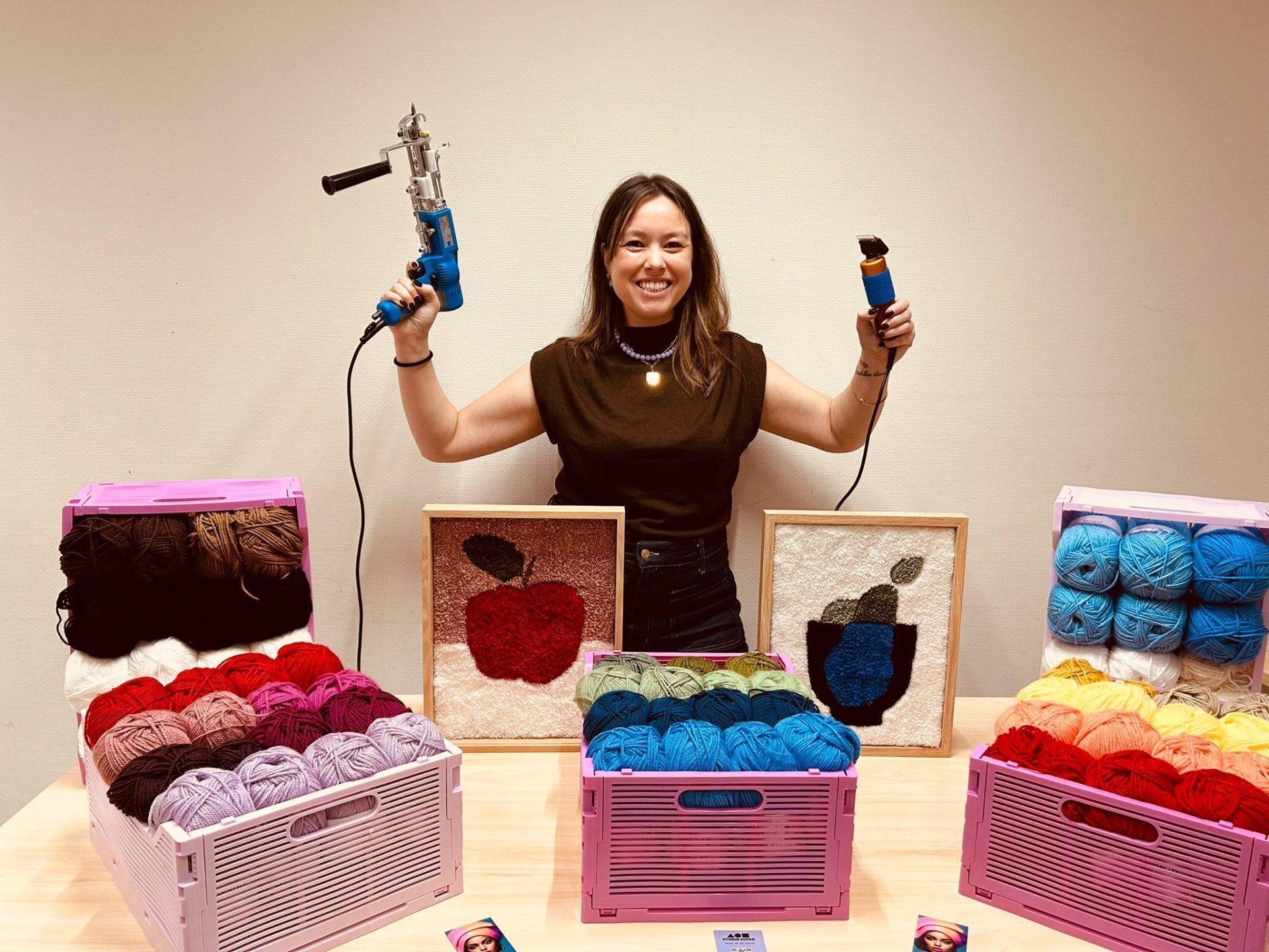 Vivian van der Hoeven van Studio Sveer, met materialen voor tuften
