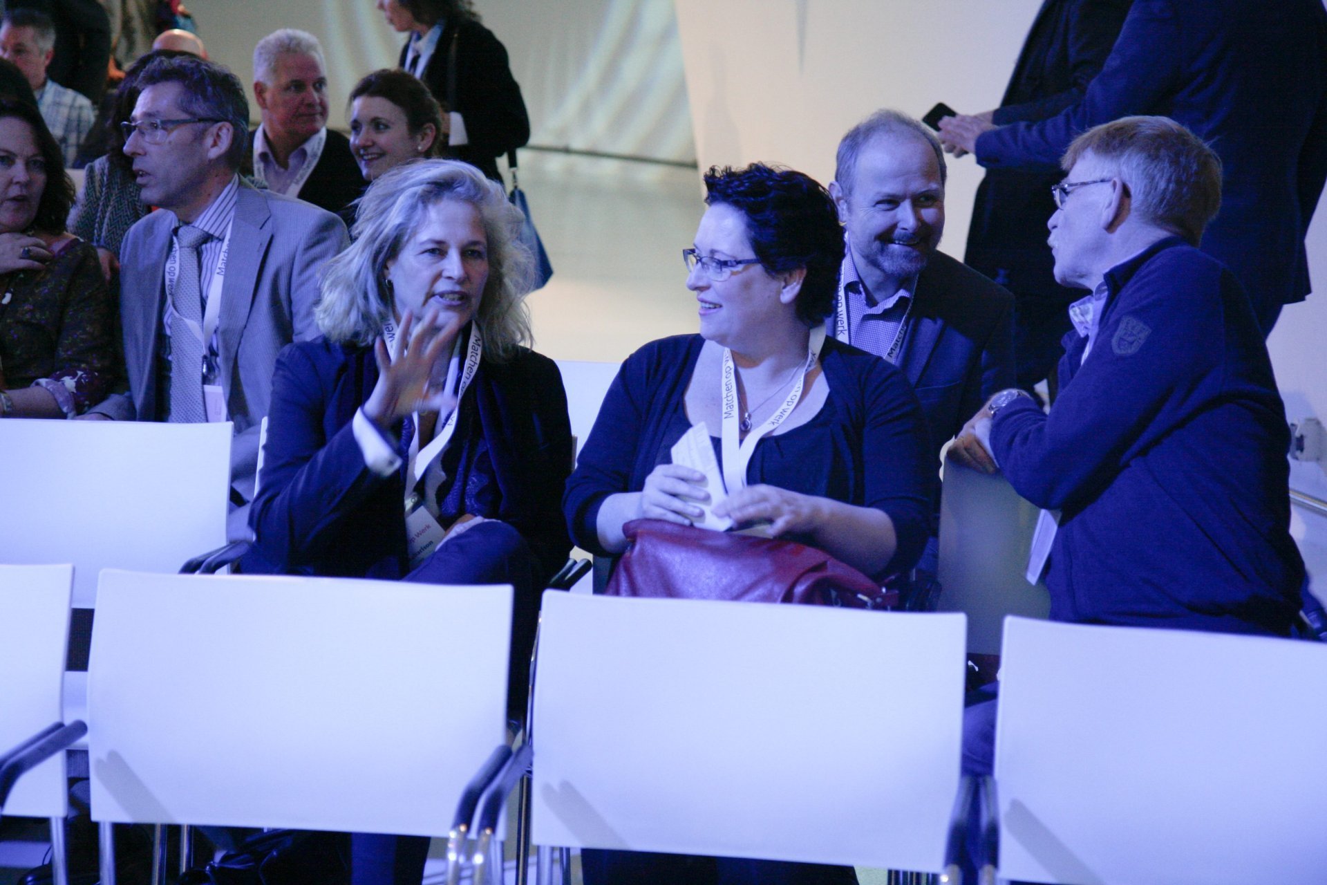 Patrick Welman et al. zittend in stoelen