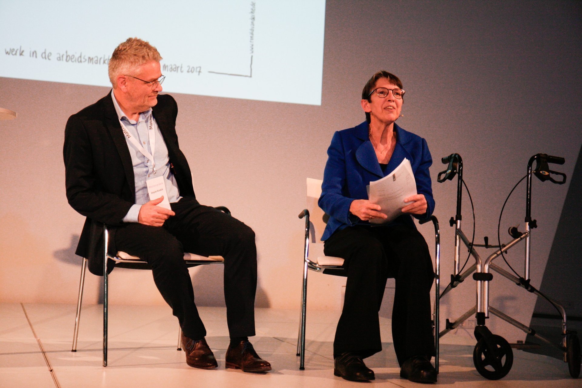 Jetta Klijnsma et al. zittend in stoelen