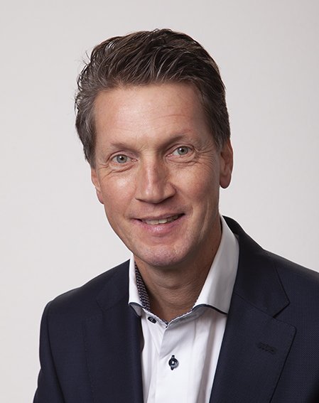 een man in pak
