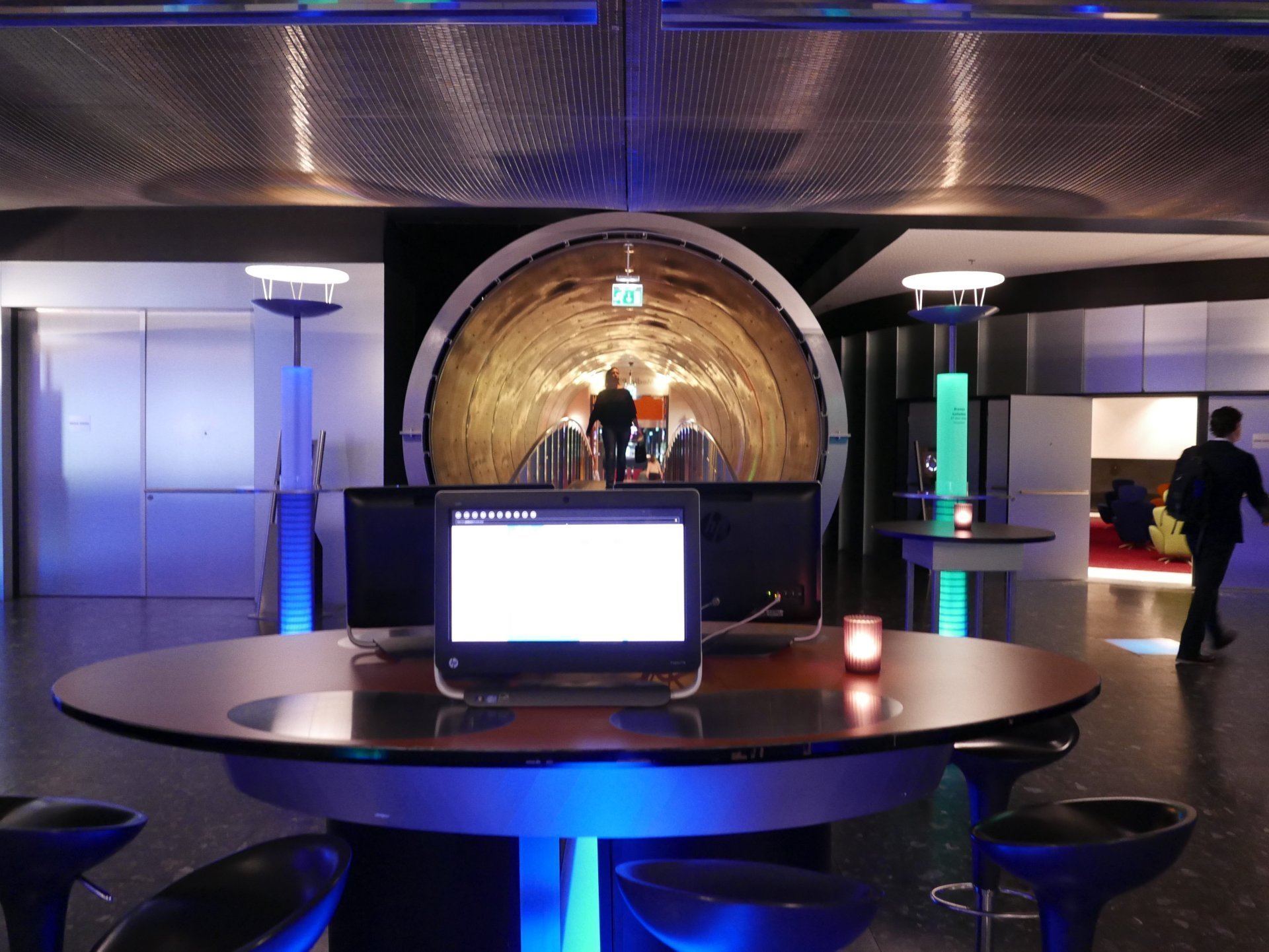 een kamer met een tafel en een computer