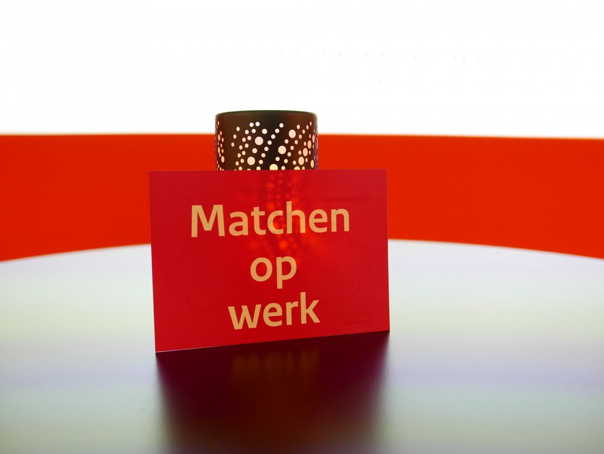 een rood-witte doos met een gouden deksel