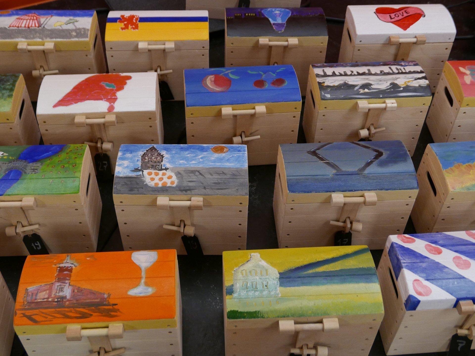 een groep dozen met afbeeldingen erop