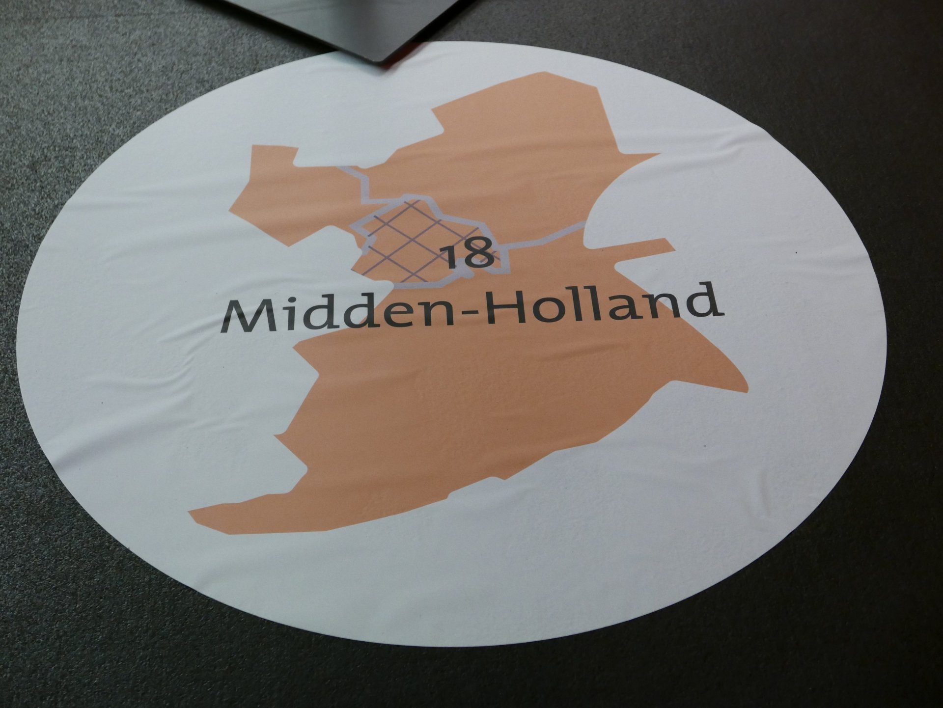 een wit en oranje kussen