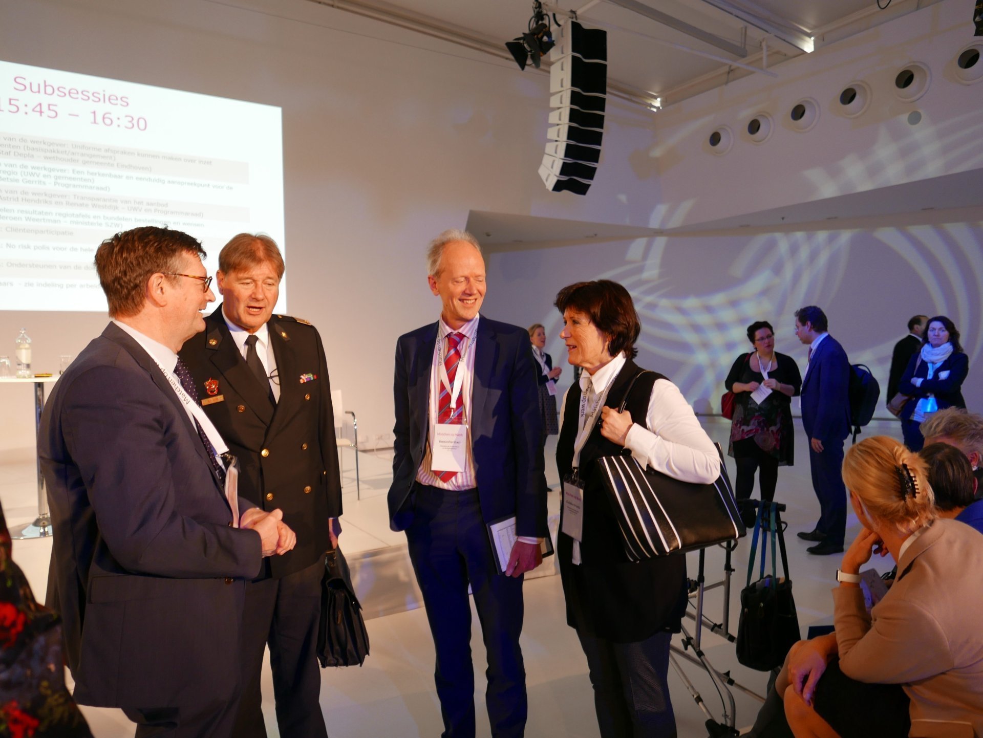 Rob K. Brons et al. staand in een kamer