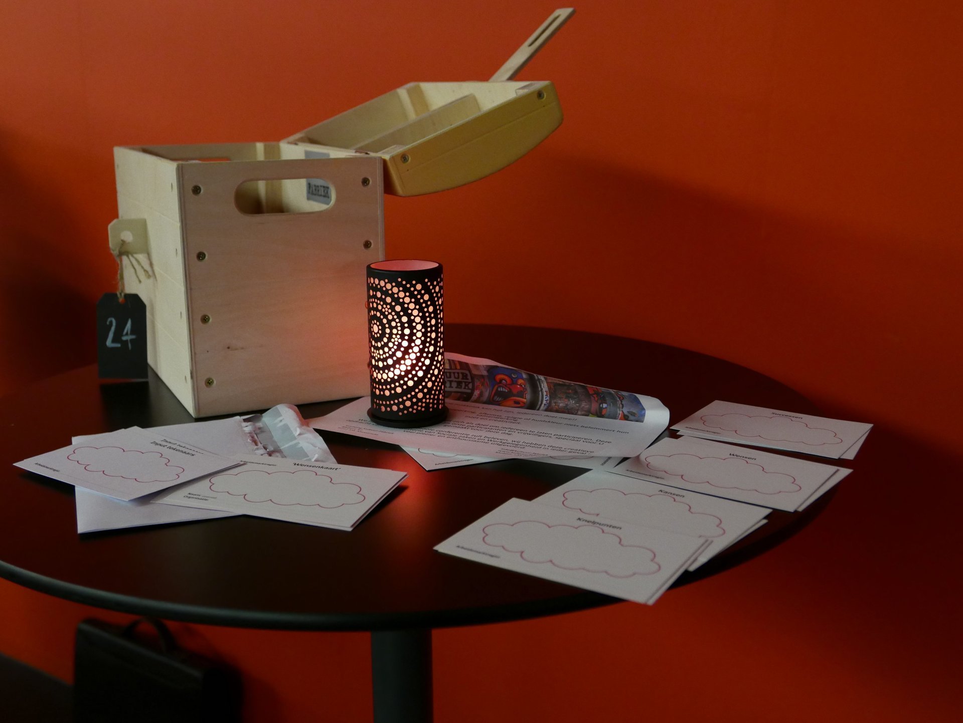 een bureau met een computer en boeken