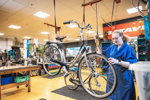 Medewerker repareert fiets
