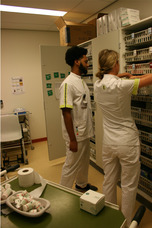 Afdelingsassistenten bij medicatiekast
