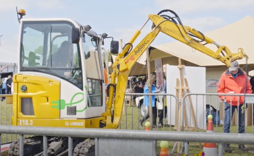 Zoo werkt 't festival Drenthe 2023 - Oefenen op een graanmachine