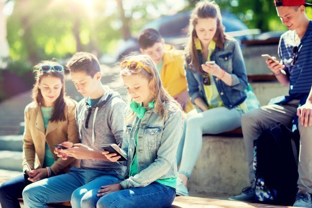 Jongeren op hun mobiel