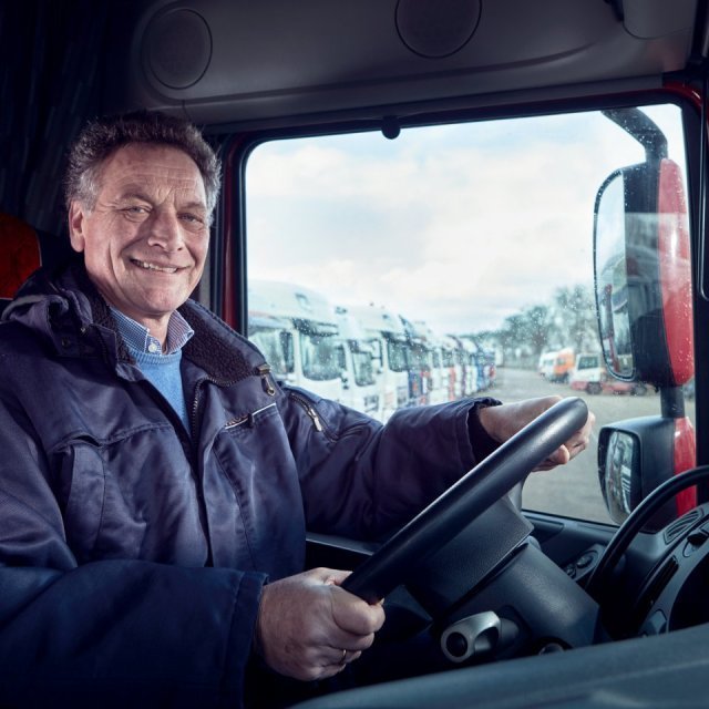 Chauffeur achter stuur