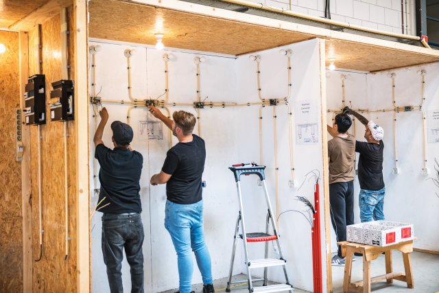 leerlingen leggen Electra aan