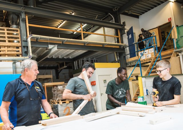 Professionals met jongeren aan het werk