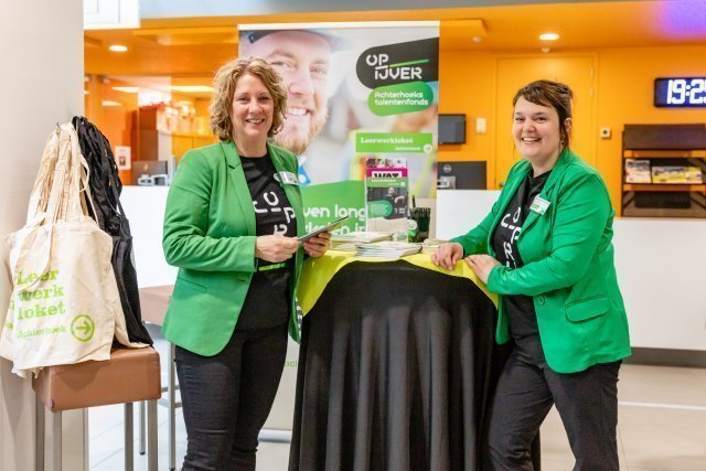 2 Teamleden Leerwerkloket promoten het Achterhoeks talentenfonds Opijver op een beurs.
