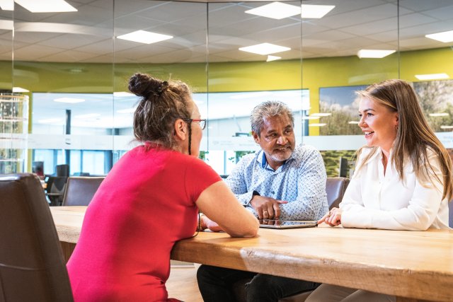 Collega's met elkaar in gesprek over harmonisatie