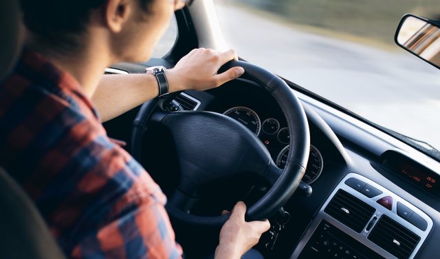 Persoon achter het stuur van een auto