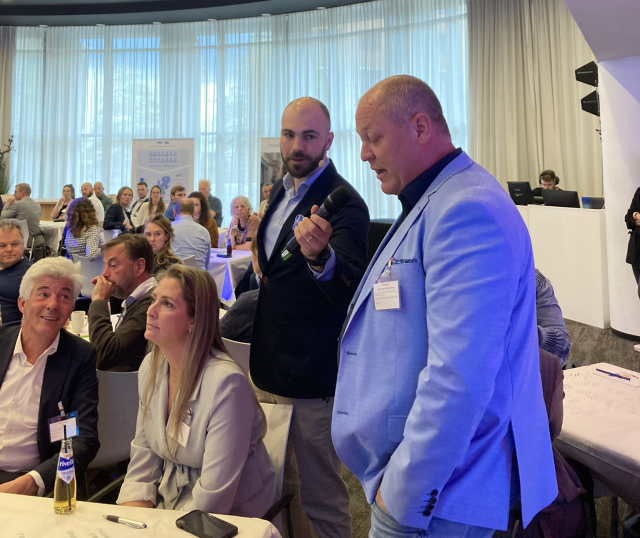 In gesprek tijdens de ontmoetingsbijeenkomst met sectorfondsen en arbeidsmarktregio's,  27 mei 2024