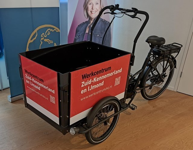 Bakfiets met rode bak met opdruk Werkcentrum Zuid-Kennemerland en IJmond 