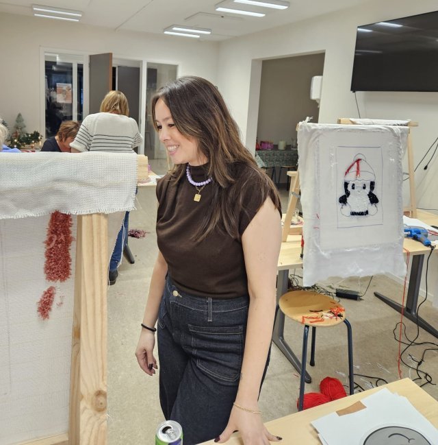 Vivian van Studio Sveer tijdens het geven van een workshop