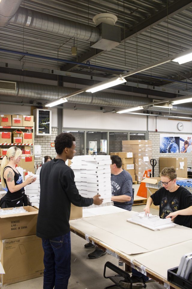 een groep mensen in een magazijn