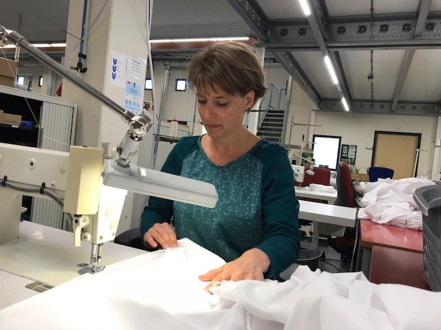 een vrouw in een laboratoriumjas