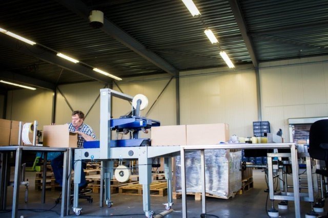 een persoon die aan een machine werkt