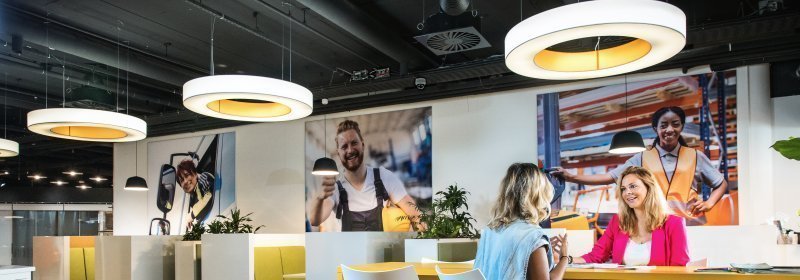 Leerwerkloket twee vrouwen in gesprek aan tafel