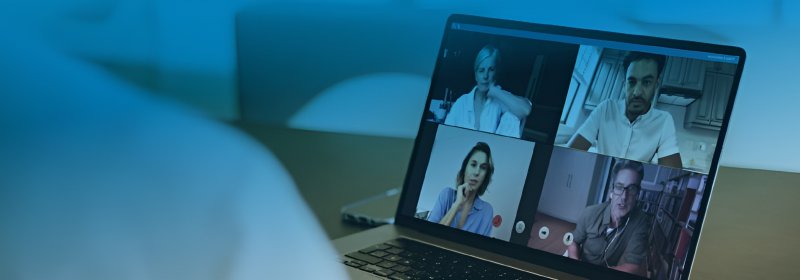 Laptopscherm dat 4 personen toont die deelnemen aan een online sessie.