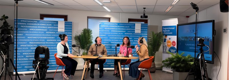 4 sprekers aan tafel in webinar setting voor de opname van een vodcast